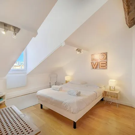 Lägenhet Upstays Attic 63m2 Palais Center